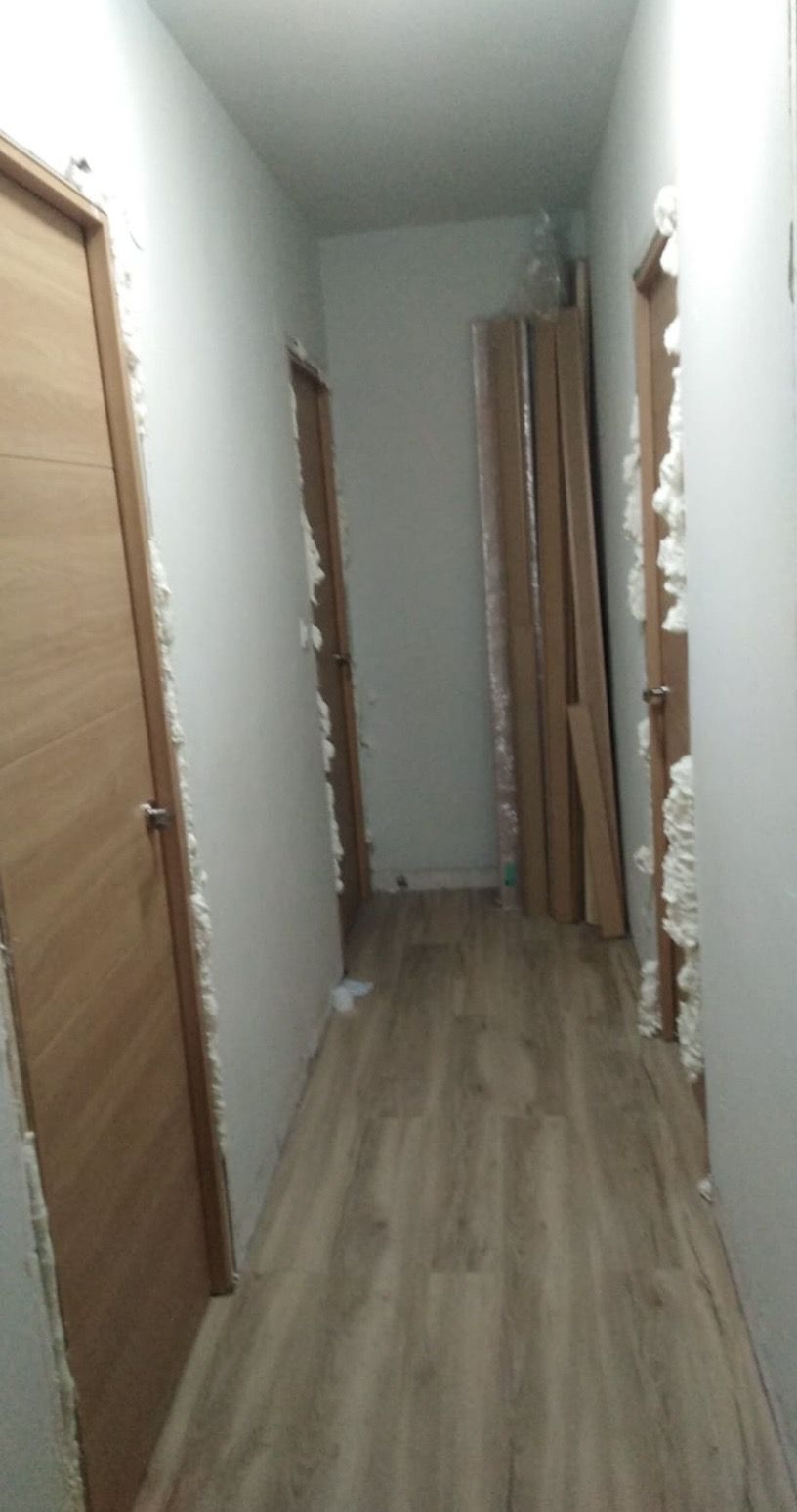 Pasillo con puertas de madera instaladas