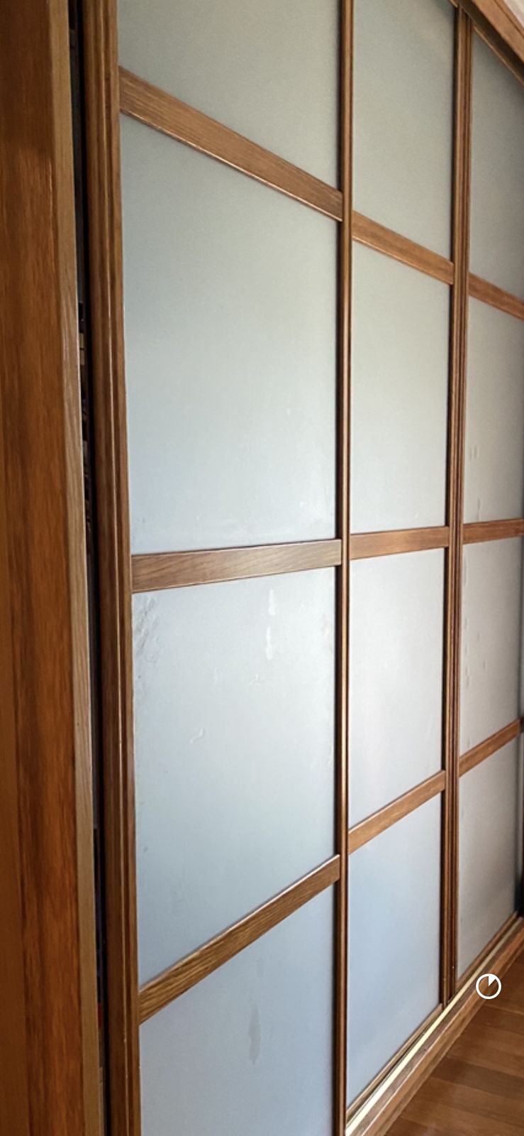 Detalle de armario empotrado con puertas correderas