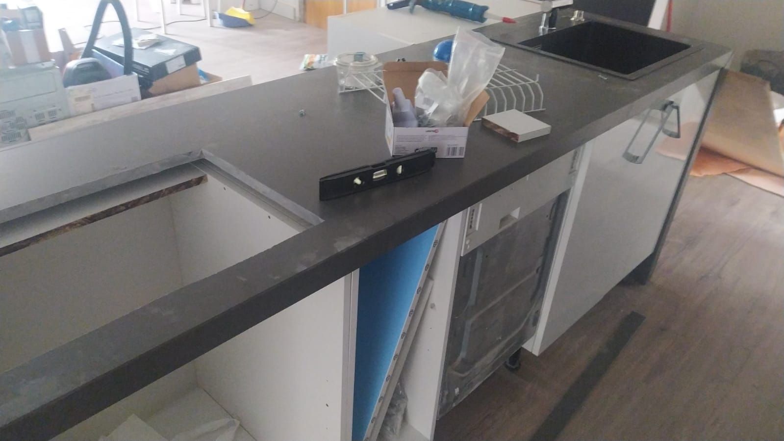 Encimera de cocina en instalación con electrodomésticos
