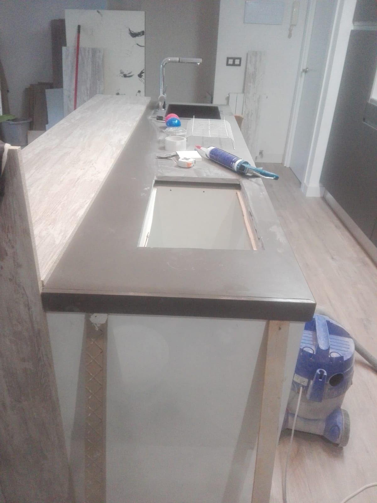 Detalle de encimera con hueco para fregadero