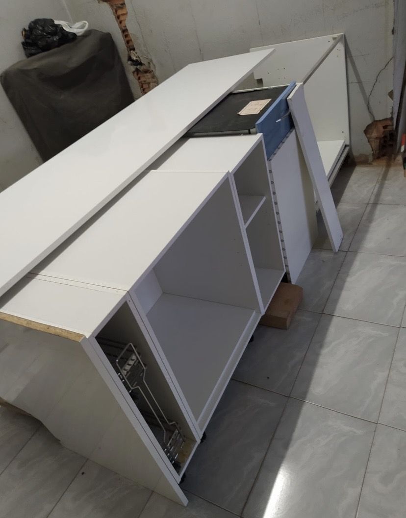 Módulos de cocina en montaje