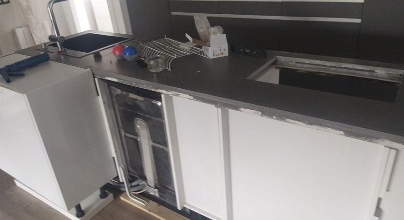 Encimera de cocina con electrodomésticos en montaje