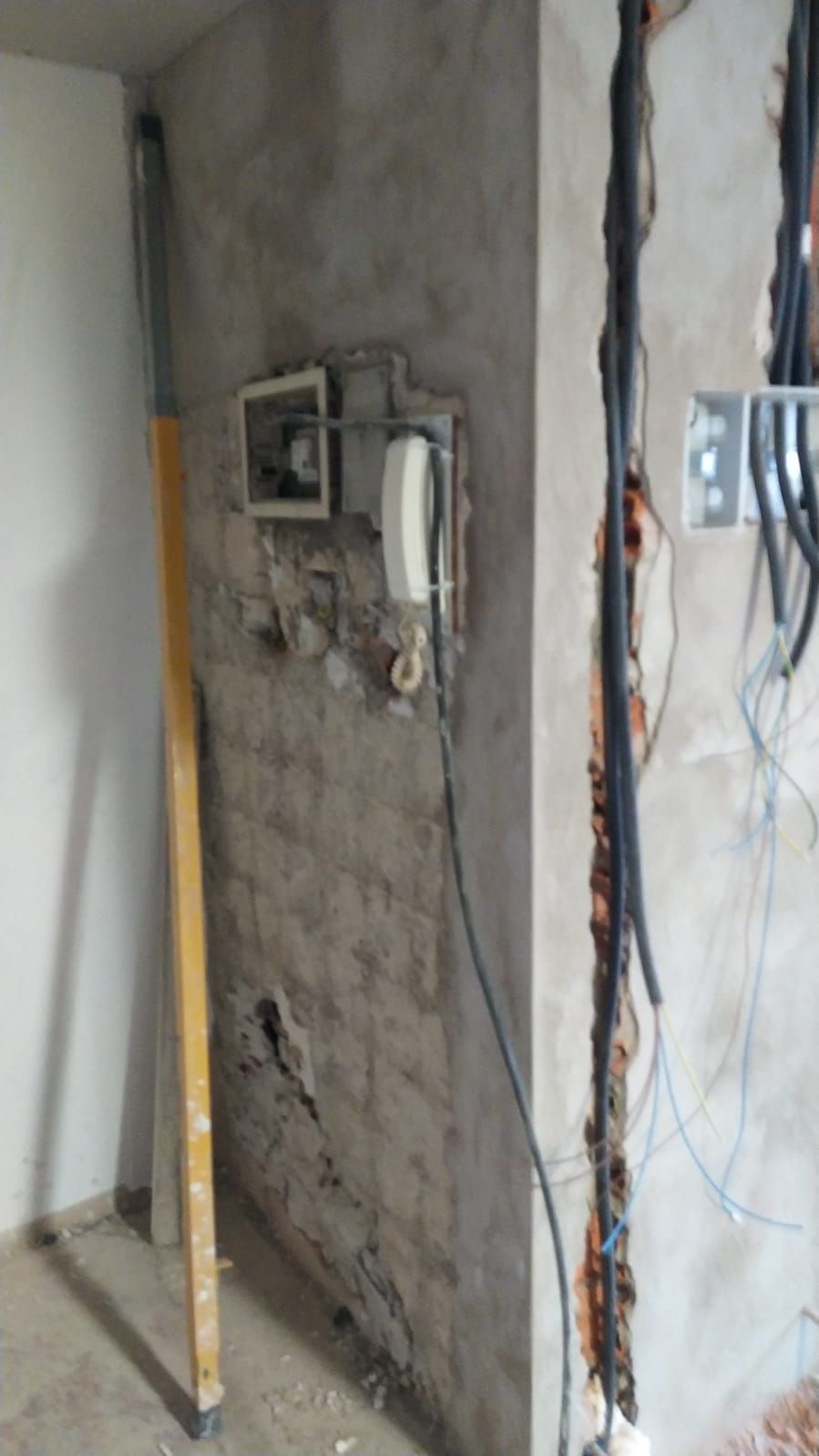 Cuadro de mecanismos empotrado con cableado visto en pared