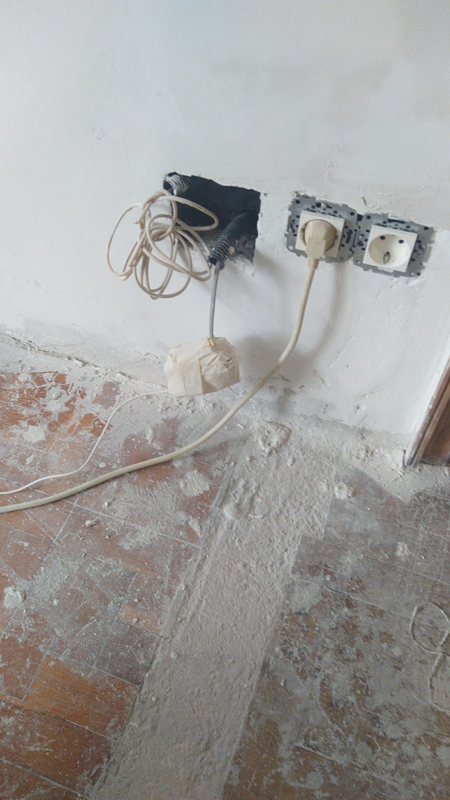 Enchufes y mecanismo nuevos instalados en pared