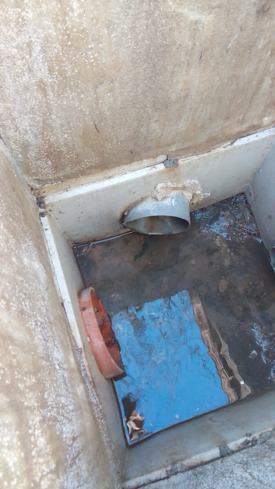 Conexión de tubería en arqueta de registro