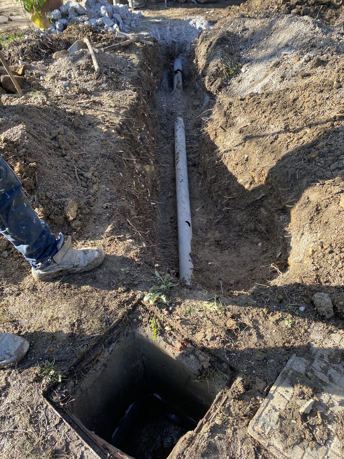 Zanja con tubería de saneamiento hasta arqueta