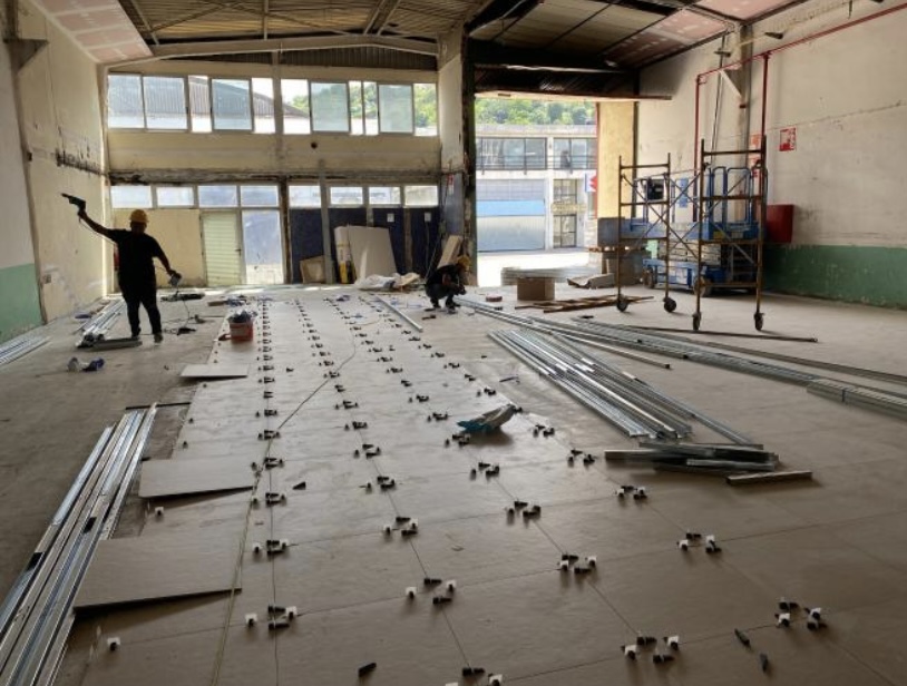 Colocación de pavimento en nave industrial