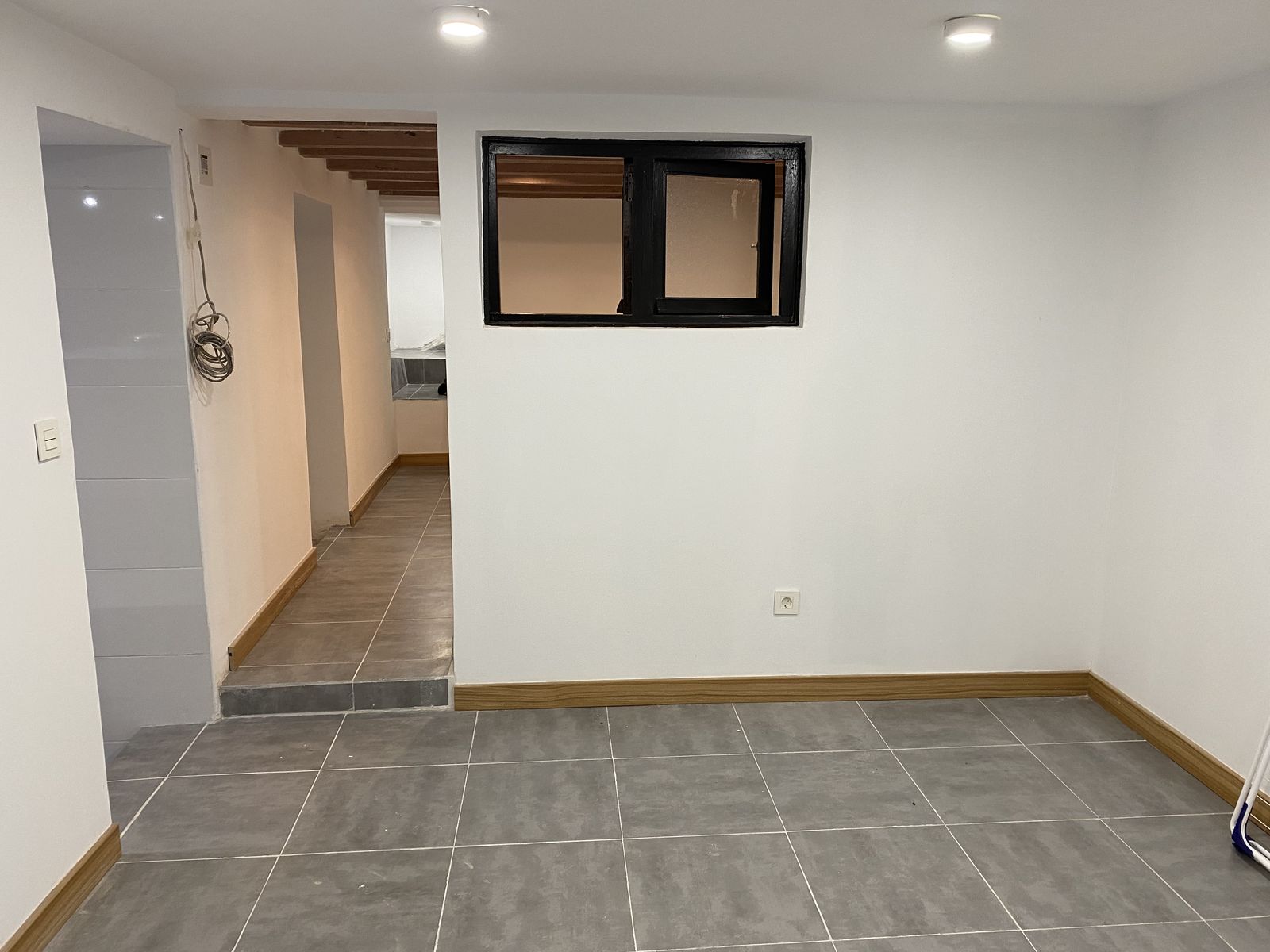 Pavimento terminado en sala con ventana
