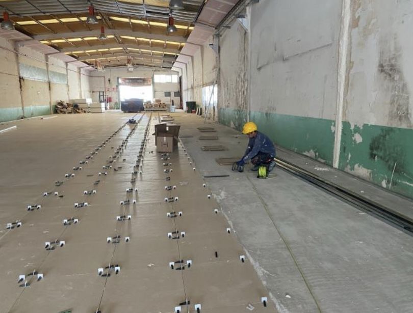 Colocación de pavimento en nave industrial