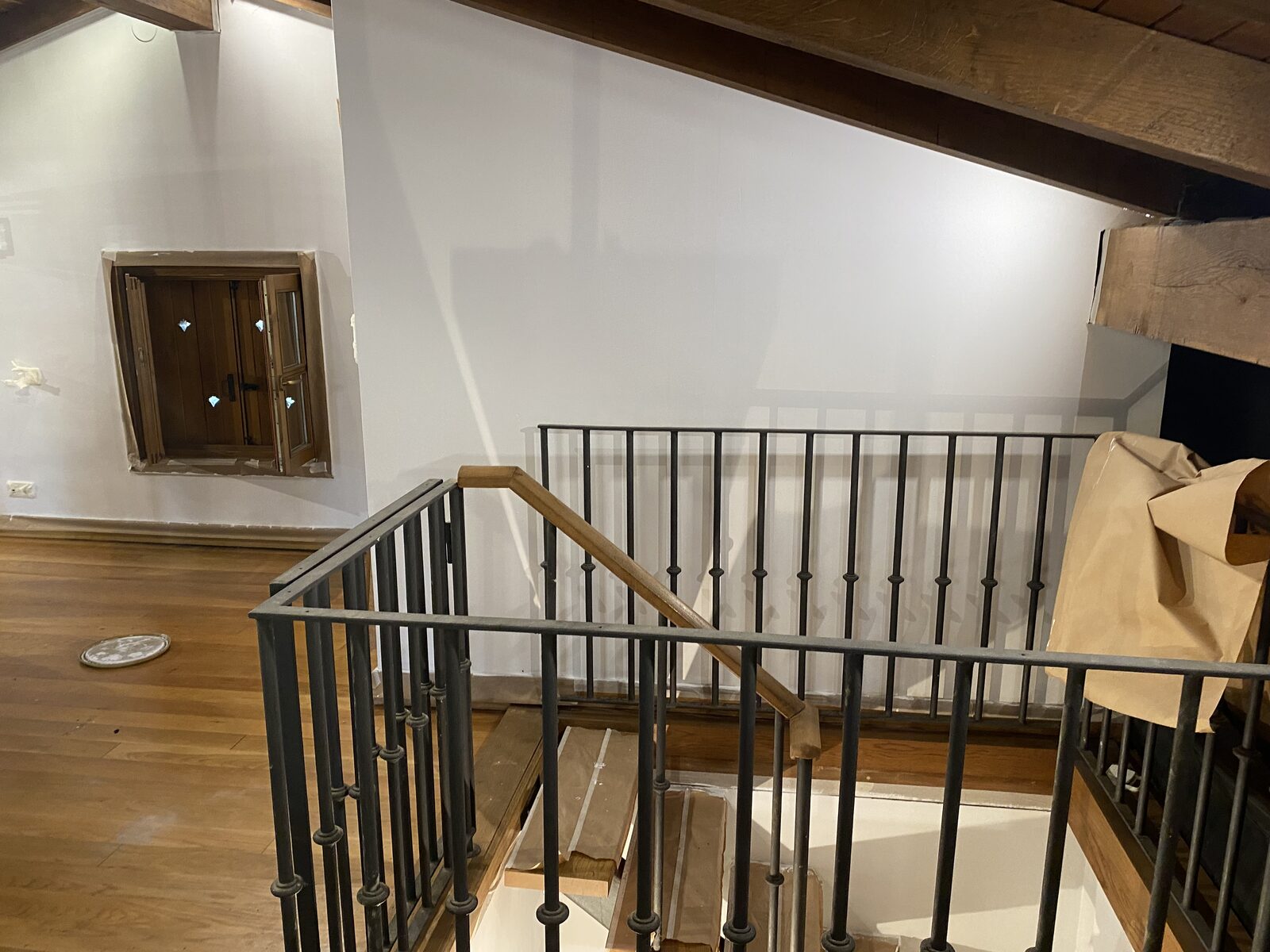 Pintura de paredes en rellano de escalera