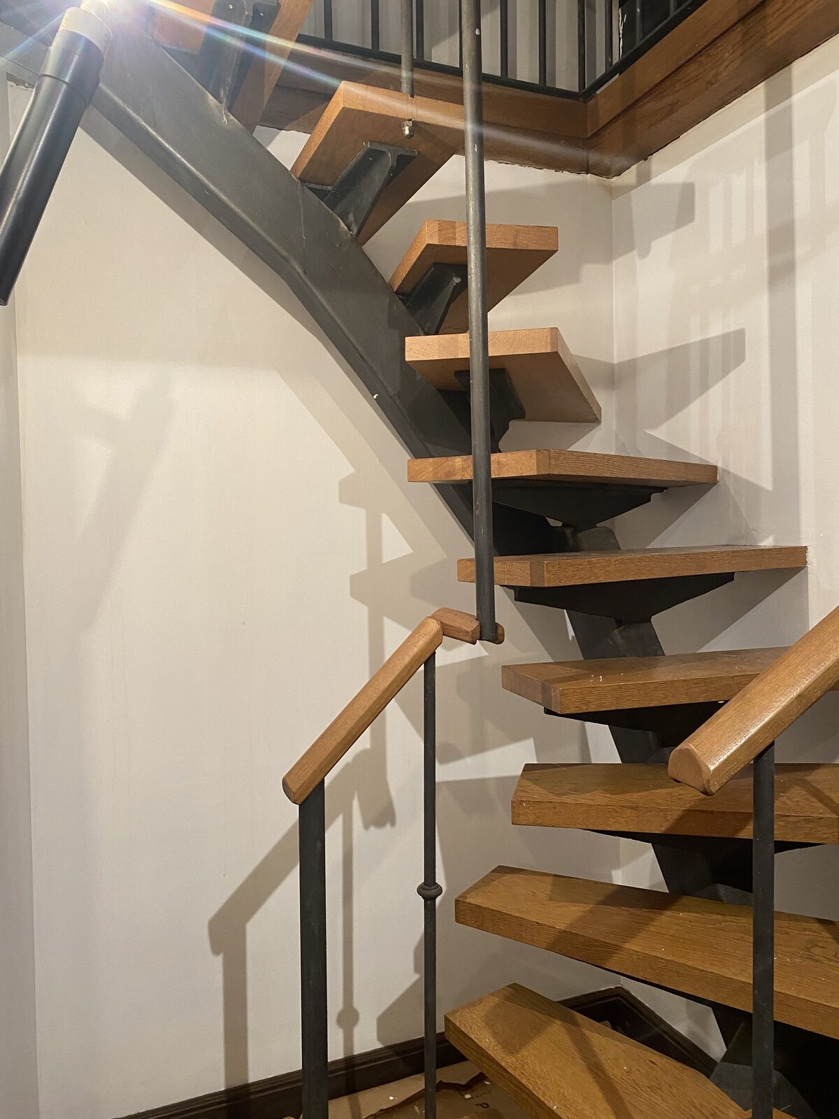 Escalera de madera terminada tras los trabajos de pintura
