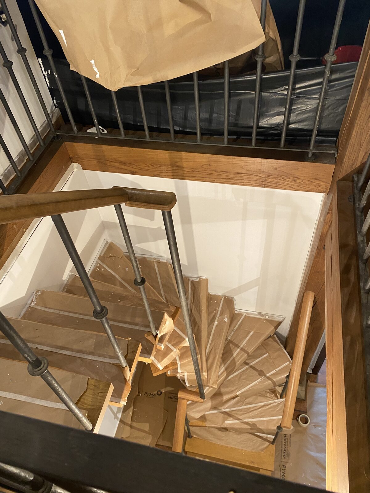 Escalera protegida con papel durante los trabajos de pintura