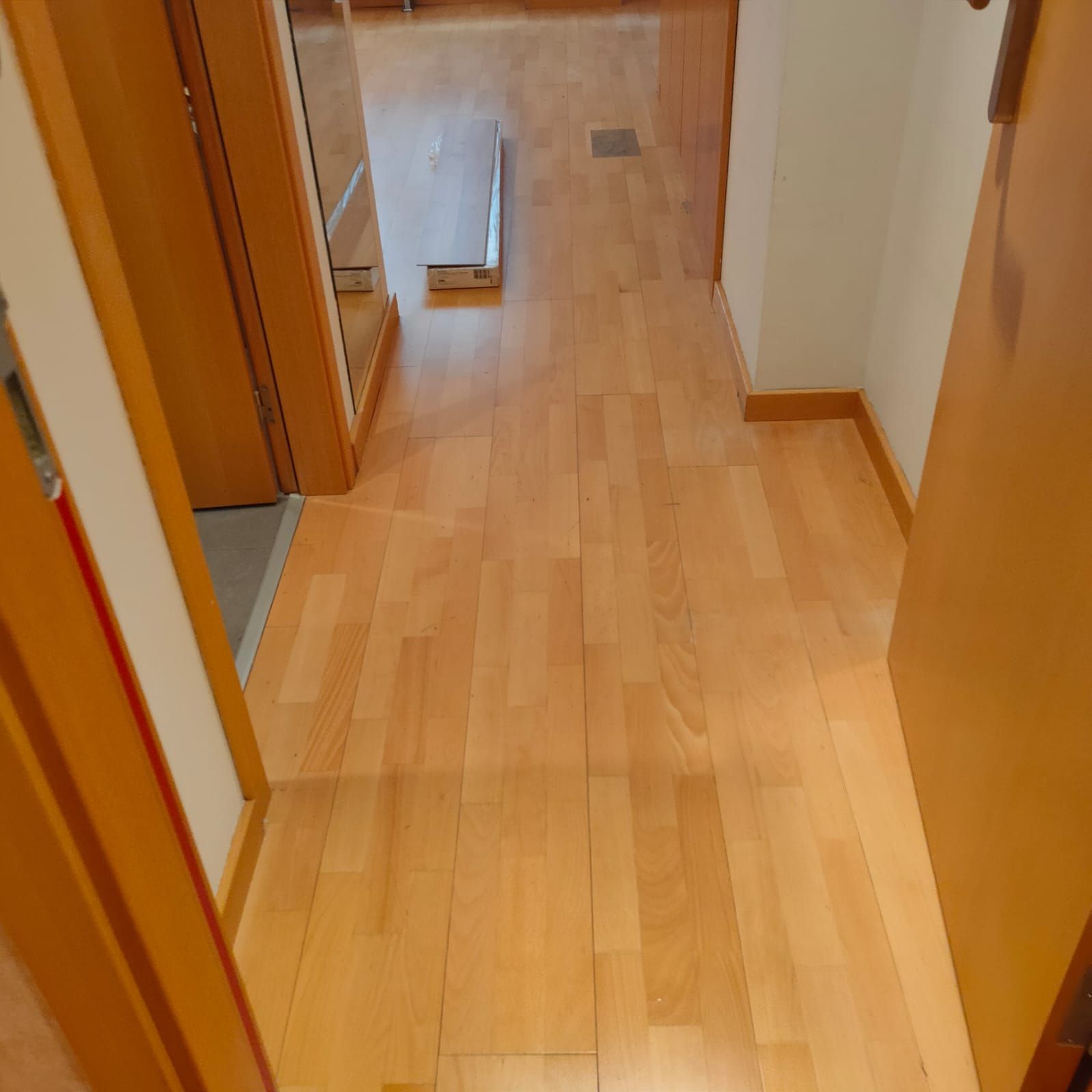 Pasillo con suelo de madera terminado