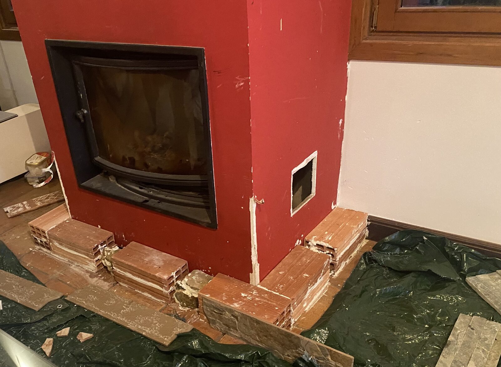 Preparación de base de chimenea con ladrillo antes del revestimiento